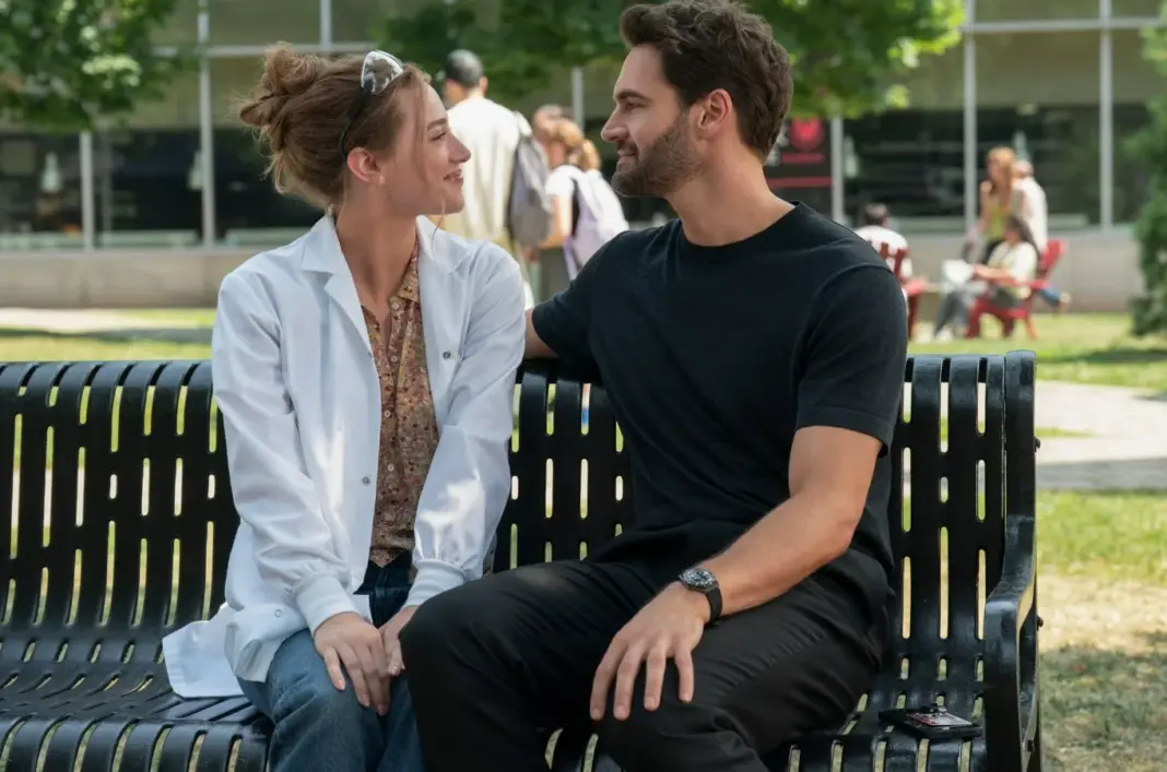 Lili Reinhart and Tom Bateman in The Love Hypothesis