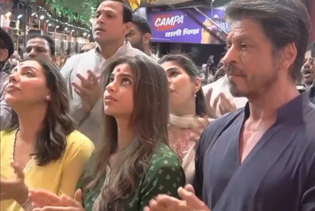 Shah Rukh Khan with Gauri Khan and Suhana Khan at Lalbaugcha Raja
